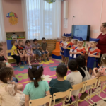 В МБДОУ «Детский сад № 8 «Сказка» города Горно-Алтайска» дружина юных пожарных «Искорки» провела свое первое занятие. В МБДОУ «Детский сад № 8 «Сказка» города Горно-Алтайска» дружина юных пожарных «Искорки» провела свое первое занятие.