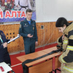Людмила Кулаева главный судья на олимпиаде школьников по ОБЗР при выполнении задания № 5 «Надевание боевой одежды пожарного». Людмила Кулаева главный судья на олимпиаде школьников по ОБЗР при выполнении задания № 5 «Надевание боевой одежды пожарного».