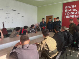 Члены клуба «Юный пожарный» учатся сами и учат других правилам пожарной безопасности.